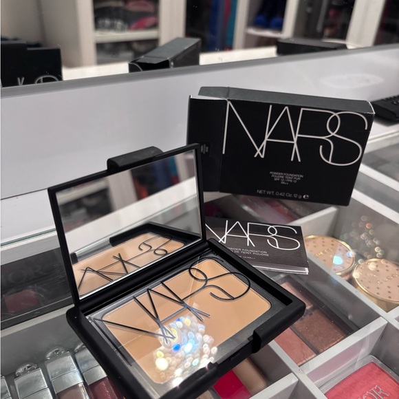 Nars Powder foundation Color:light 4 Sweden 6202 - Picture 2 of 3
